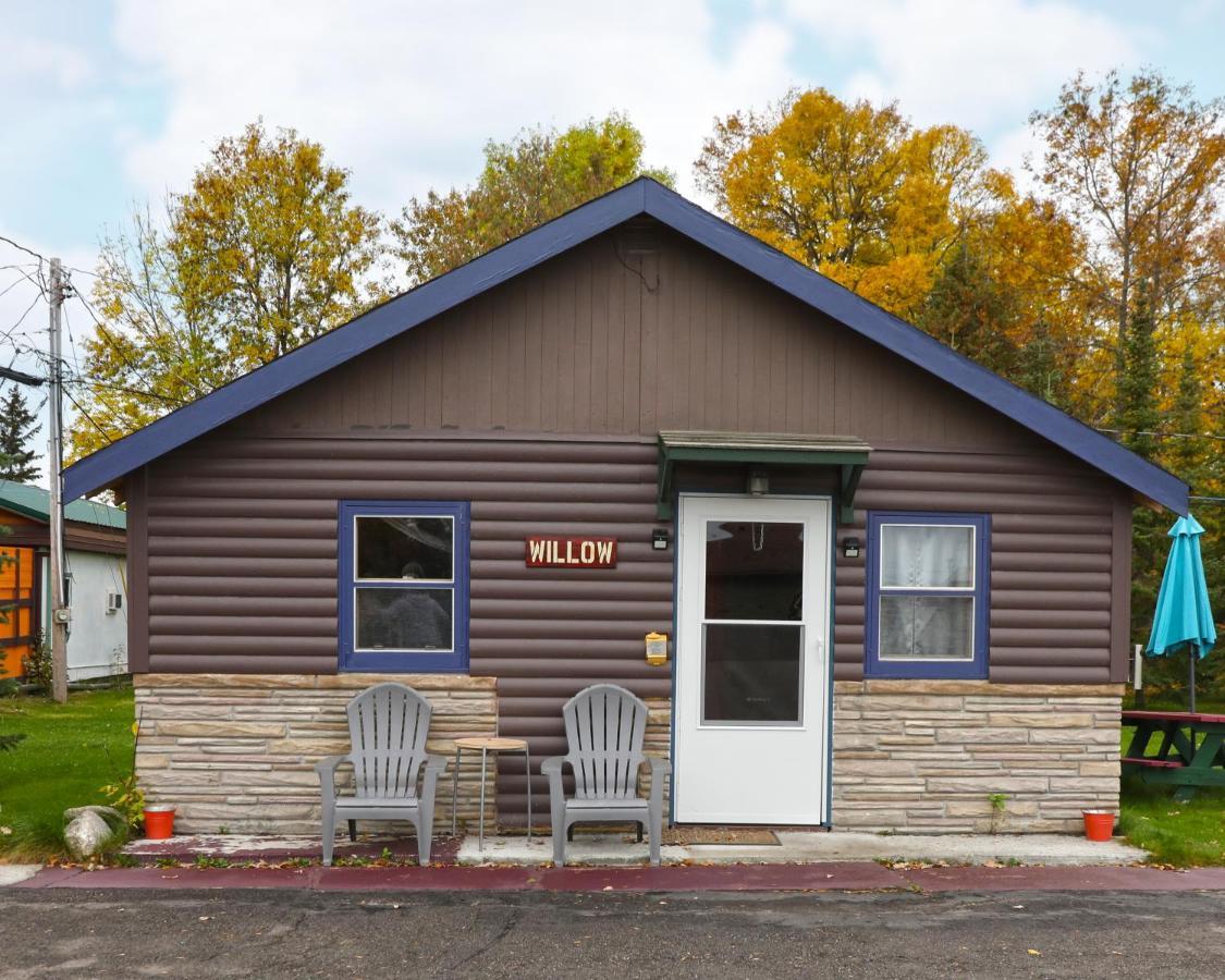 Hilltop Lodge And Cabins International Falls Exterior photo